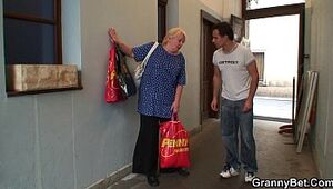 Elderly granny pleases an young challenge