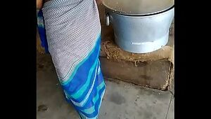 Indain unfledged saree aunty hot aunty