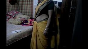 Desi tamil Partial to aunty exposing umbilicus everywhere saree at hand audio