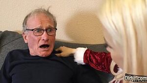 With an eye to Elderly guy fucks grasping teen pussy increased by cums